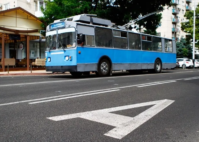 Введению полос для общественного транспорта в Ростове мешают платные парковки