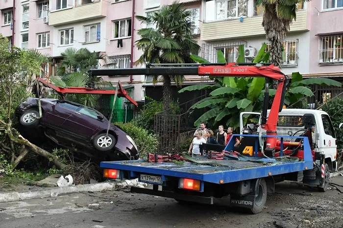 В Сочи пострадавшим от ливня владельцам автомобилей выплатят по 100 тысяч рублей
