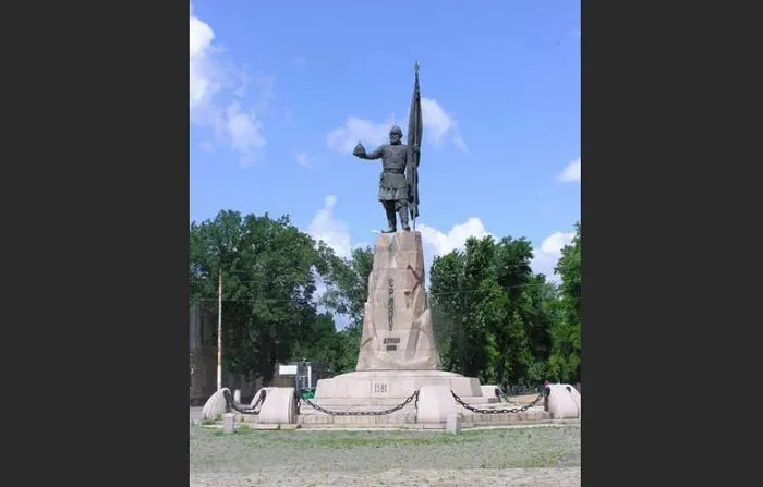 Прокуратура в Ростове и Новочеркасске через суд понуждает власти отреставрировать памятники