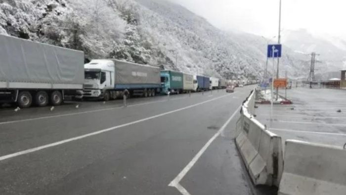 По Военно-Грузинской дороге из-за непогоды запретили движение автотранспорта